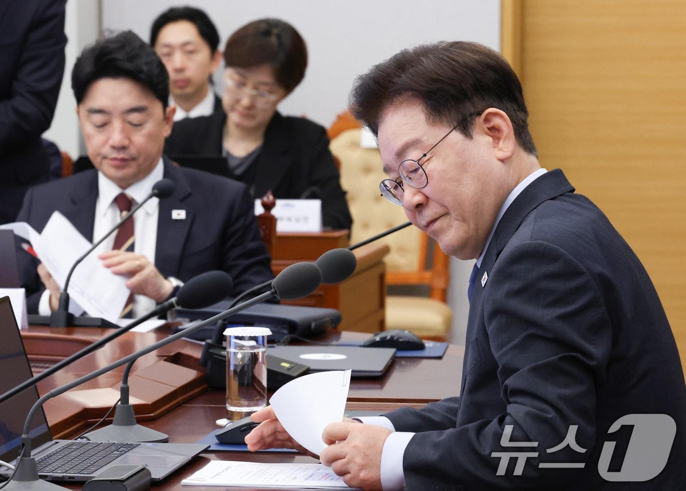 본문 이미지 - 이재명 대통령이 11일 청와대에서 열린 수석보좌관회의에서 자료를 보고 있다. 2026.9.11 ⓒ 뉴스1 허경 기자