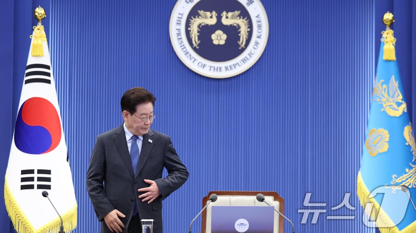 본문 이미지 - 이재명 대통령이 지난 11일 청와대에서 열린 수석보좌관회의에 참석하고 있다. 2026.9.11 ⓒ 뉴스1 허경 기자