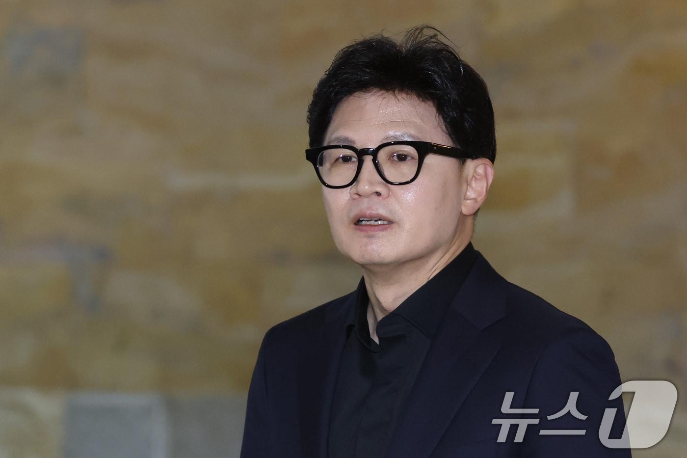 본문 이미지 - 한동훈 무소속 의원이 11일 서울 여의도 국회에서 총리실 직원의 사찰 논란과 관련한 취재진의 질문에 답변하고 있다. 2026.9.11 ⓒ 뉴스1 신웅수 기자