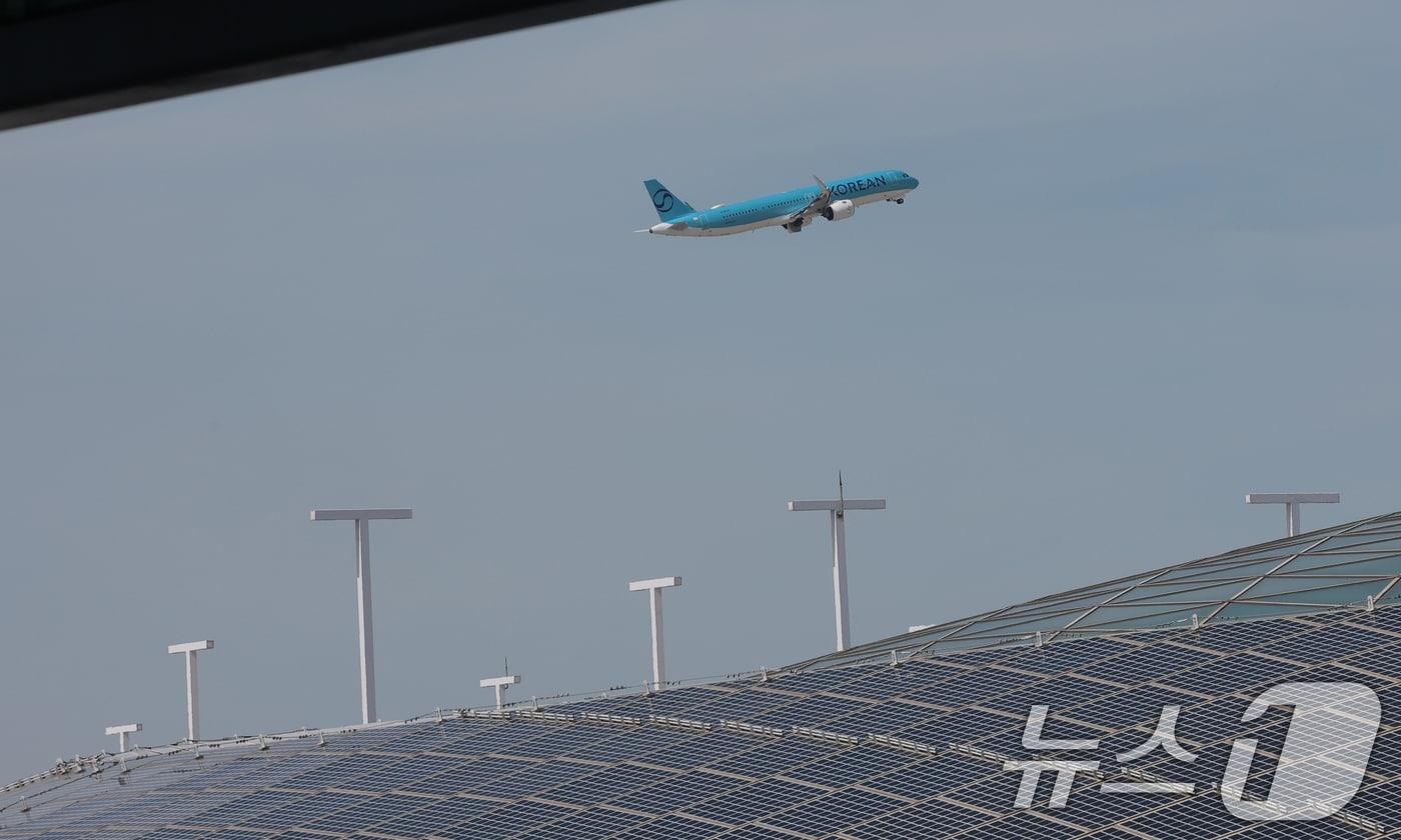 본문 이미지 - 인천국제공항 인근 상공을 항공기가 날고 있다. 2026.9.11 ⓒ 뉴스1 권현진 기자