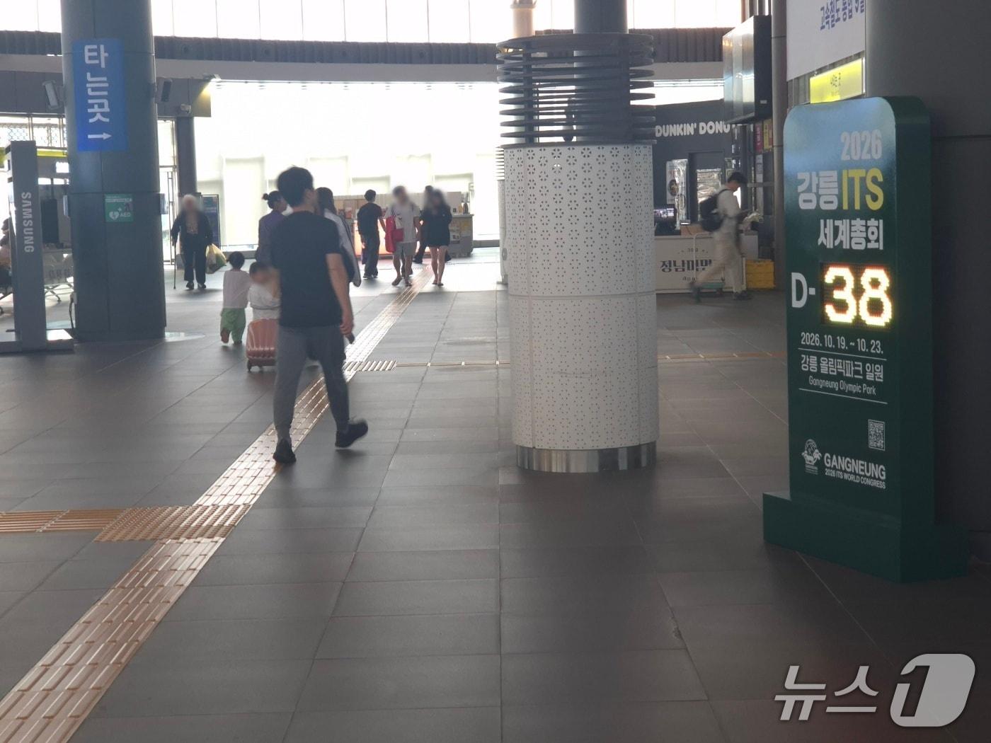 본문 이미지 - 강원 강릉시 KTX강릉역 대합실에 설치된 강릉 ITS 세계총회 홍보물 /윤왕근 기자