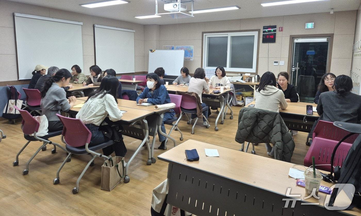 본문 이미지 - 영동군 평생학습 프로그램 운영 장면.(영동군 제공. 재판매 및 DB금지)/뉴스1 