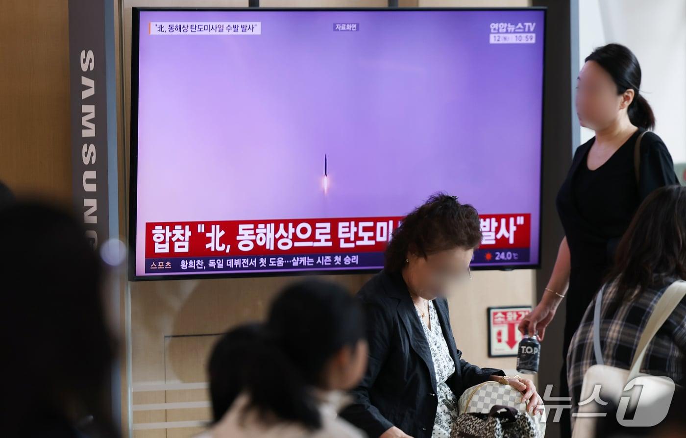 본문 이미지 - 12일 서울역 대합실에서 시민들이 북한의 탄도미사일 발사 관련 뉴스를 시청하고 있다. 합ⓒ 뉴스1 오대일 기자