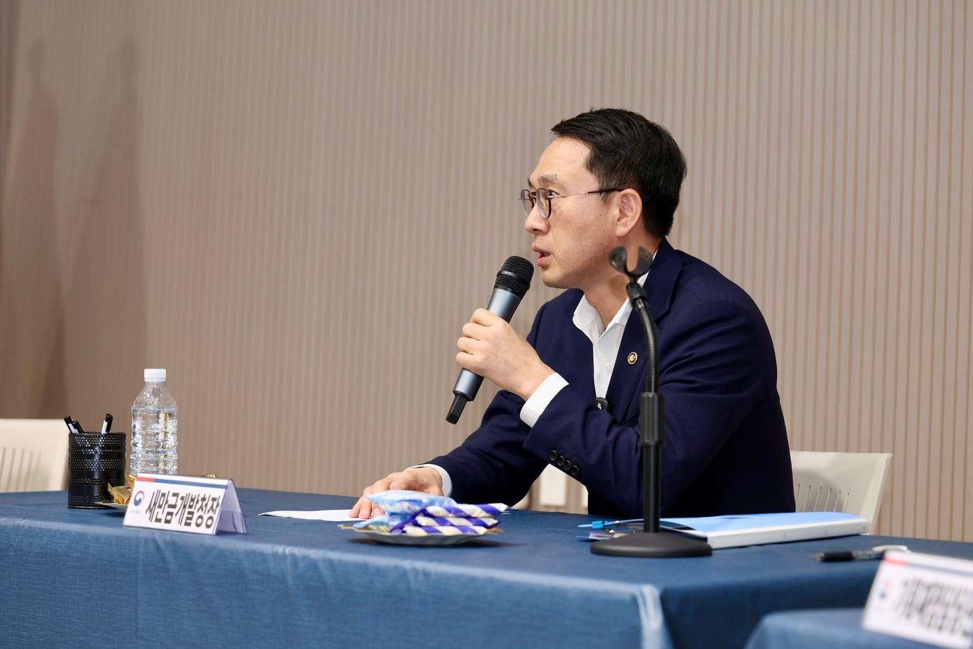본문 이미지 - 문성요 새만금개발청장이 10일 부안에서 열린 새만금개발청 정책소통회에서 발언하고 있다.(새만금개발청 제공)ⓒ 뉴스1