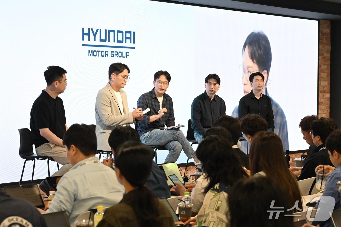본문 이미지 - 지난 11일 경기 성남시 판교 포티투닷 본사에서 열린 현대차그룹 자율주행 미디어데이. 왼쪽 두번째부터 권정현 AVP본부 자율주행개발센터장, 박민우 AVP본부장 겸 포티투닷 대표. 정성균·이희석 포티투닷 GL(현대차그룹 제공)