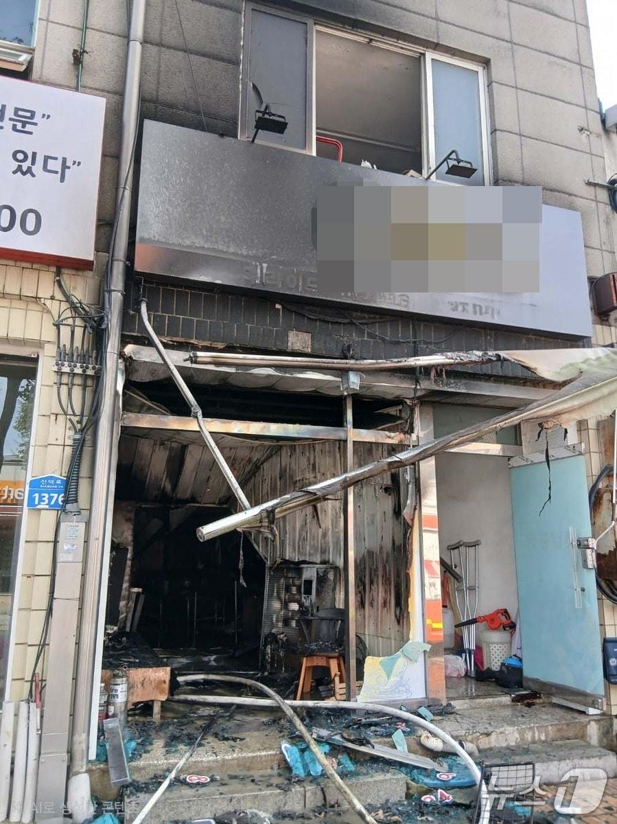본문 이미지 - 12일 낮 12시 56분쯤 충북 충주시 주덕읍 소재 지상 2층짜리 건물 1층 음식점에서 불이 나 40여 분만에 껐다.(충주소방서 제공. 재판매 및 DB금지)/뉴스1