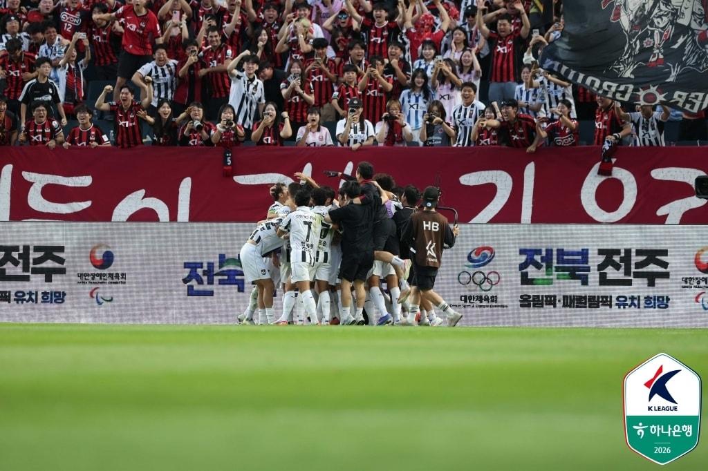 본문 이미지 - FC서울 선수단이 12일 전주월드컵경기장에서 열린 전북 현대와 원정 경기에서 득점 후 기뻐하고 있다. (한국프로축구연맹 제공)