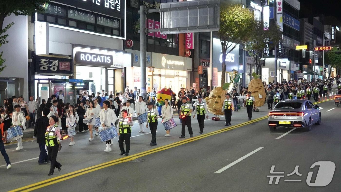 본문 이미지 - 인형극제 거리퍼레이드.(춘천시 제공, 재판매 및 DB금지) 