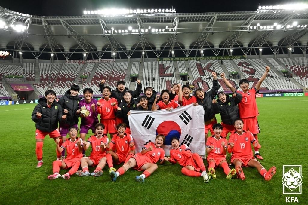 본문 이미지 - U20 여자 월드컵 16강에 진출한 U20 여자 축구 대표팀. (대한축구협회 제공)