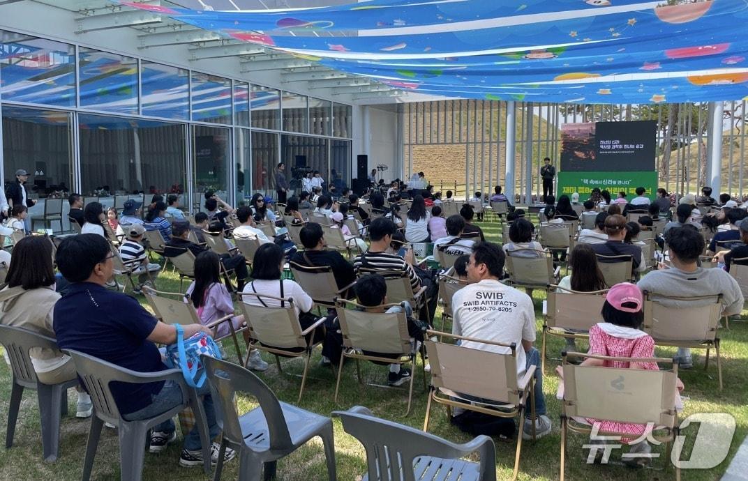 본문 이미지 - 경주엑스포대공원을 찾는 관람객과 입장 수익이 동반 상승하고 있다. 사진은 지난 8월 열린 'EXPO-REST 어린이 북크닉'에 참가한 가족 단위 관광객 모습. (경북도 문화관광공사 제공. 재판매 및 DB 금지)