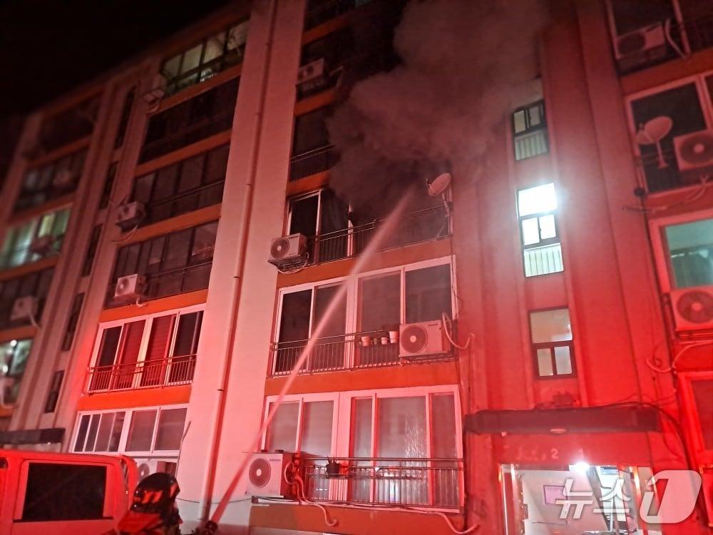 본문 이미지 - 13일 오전 0시 56분께 전북 부안군의 한 아파트 3층에서 불이나 40대 여성이 숨지고, 7살 자녀가 중상을 입고 병원으로 옮겨졌다. (전북소방 제공. 재판매 및 DB 금지)