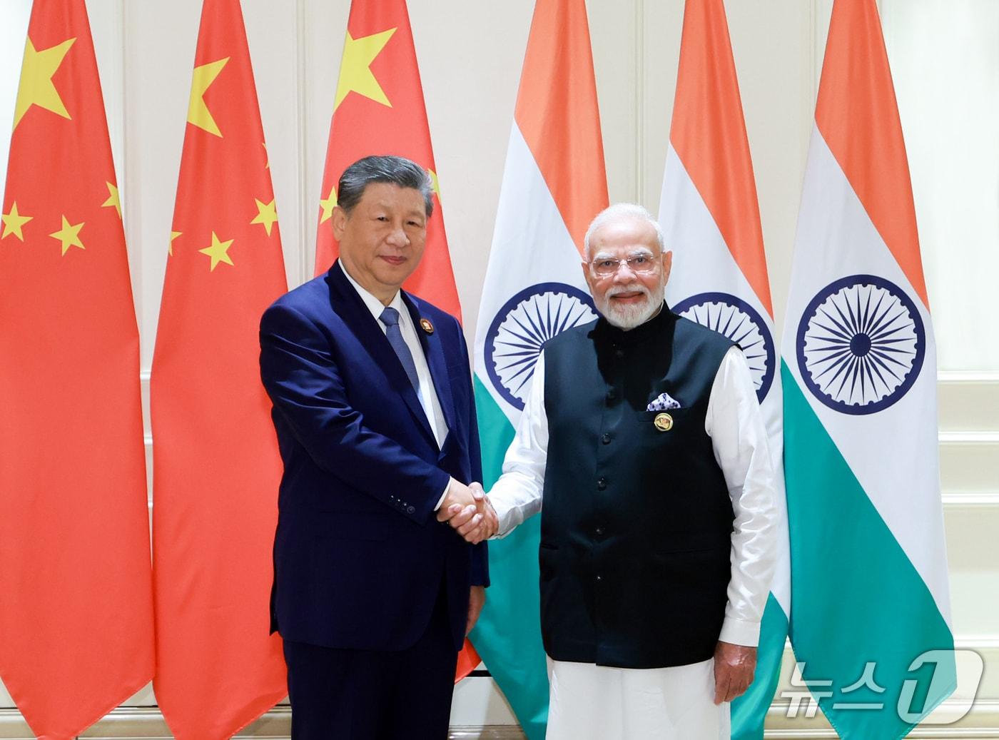 본문 이미지 - 시진핑 중국 국가주석이 12일(현지시간) 인도 뉴델리에서 열린 제18차 브릭스(BRICS) 정상회의를 계기로 나렌드라 모디 인도 총리와 회담하고 있다.26.9.12.ⓒ 신화=뉴스1