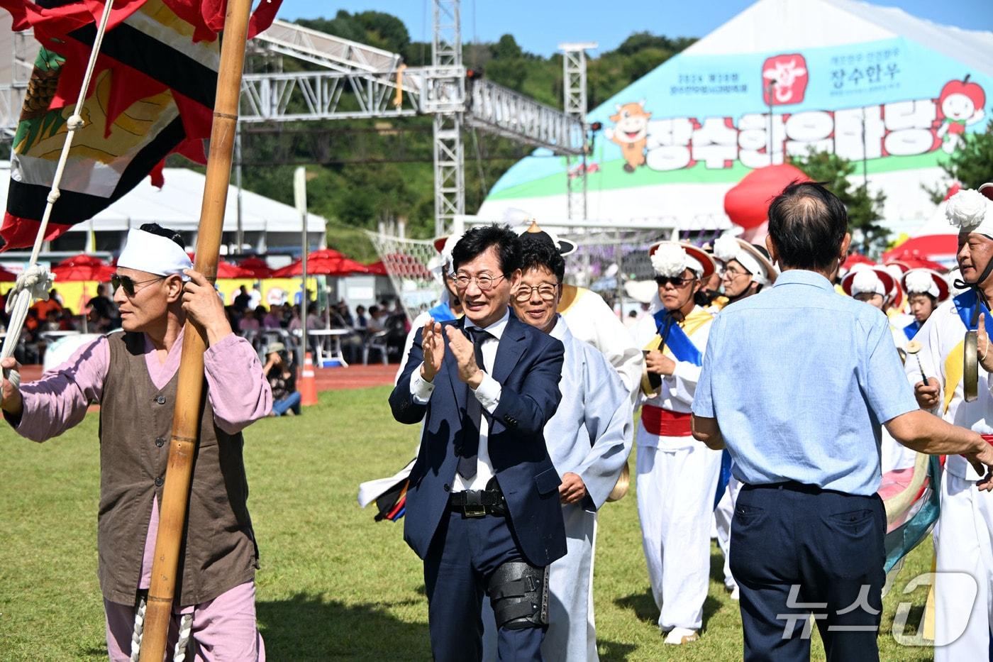 본문 이미지 - 13일 최훈식 전북 장수군수가 '한우랑 사과랑 축제' 깃절놀이를 관람하며 박수를 치고 있다. 축제는 이날까지 의암공원 일원에서 열린다.(장수군 제공. 재판매 및 DB 금지)2026.9.13 