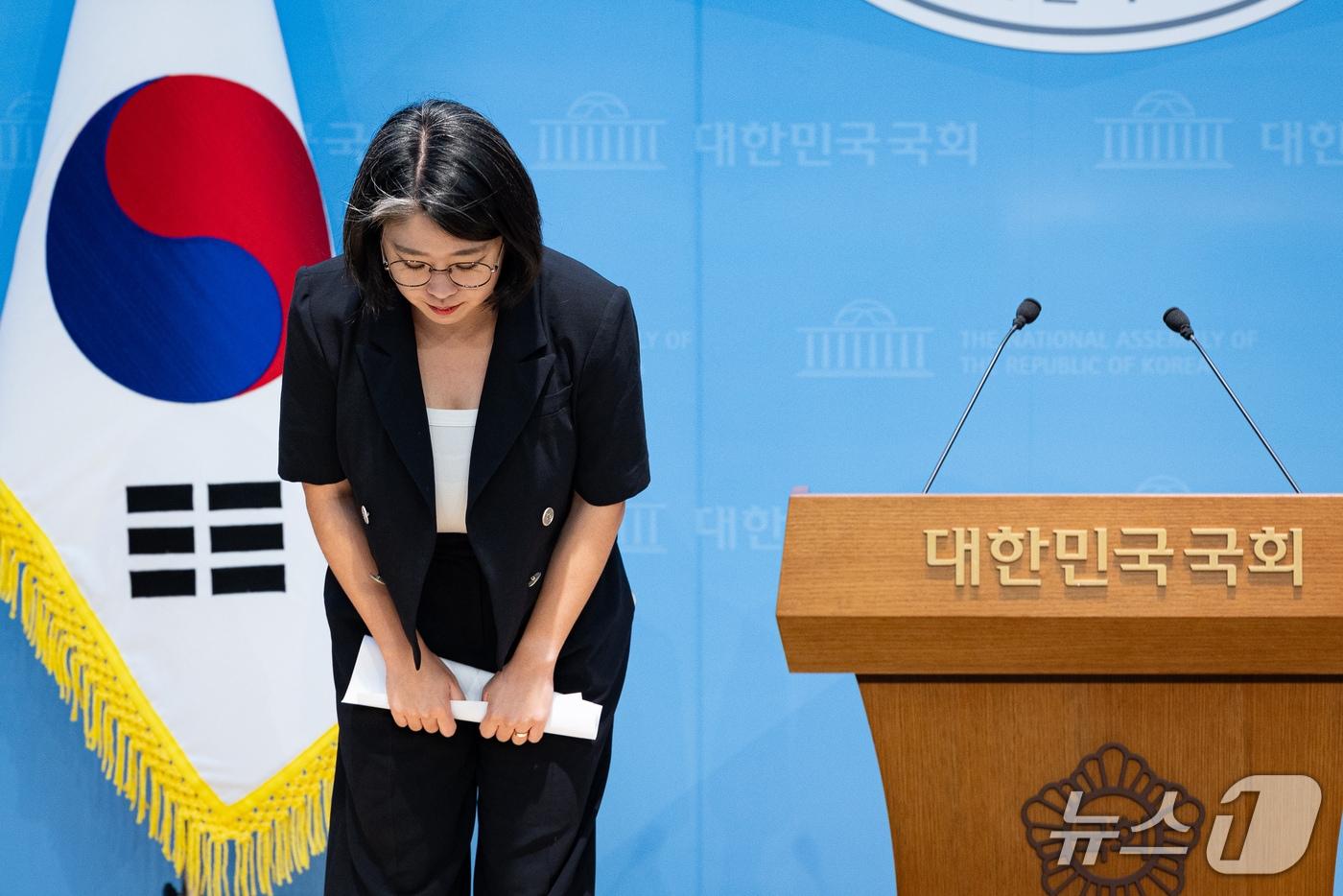 본문 이미지 - 용혜인 성평등가족부 장관 후보자가 13일 서울 여의도 국회 소통관에서 장관 후보직 사퇴 기자회견을 마친 후 고개 숙여 인사하고 있다. 2026.9.13 ⓒ 뉴스1 유승관 기자