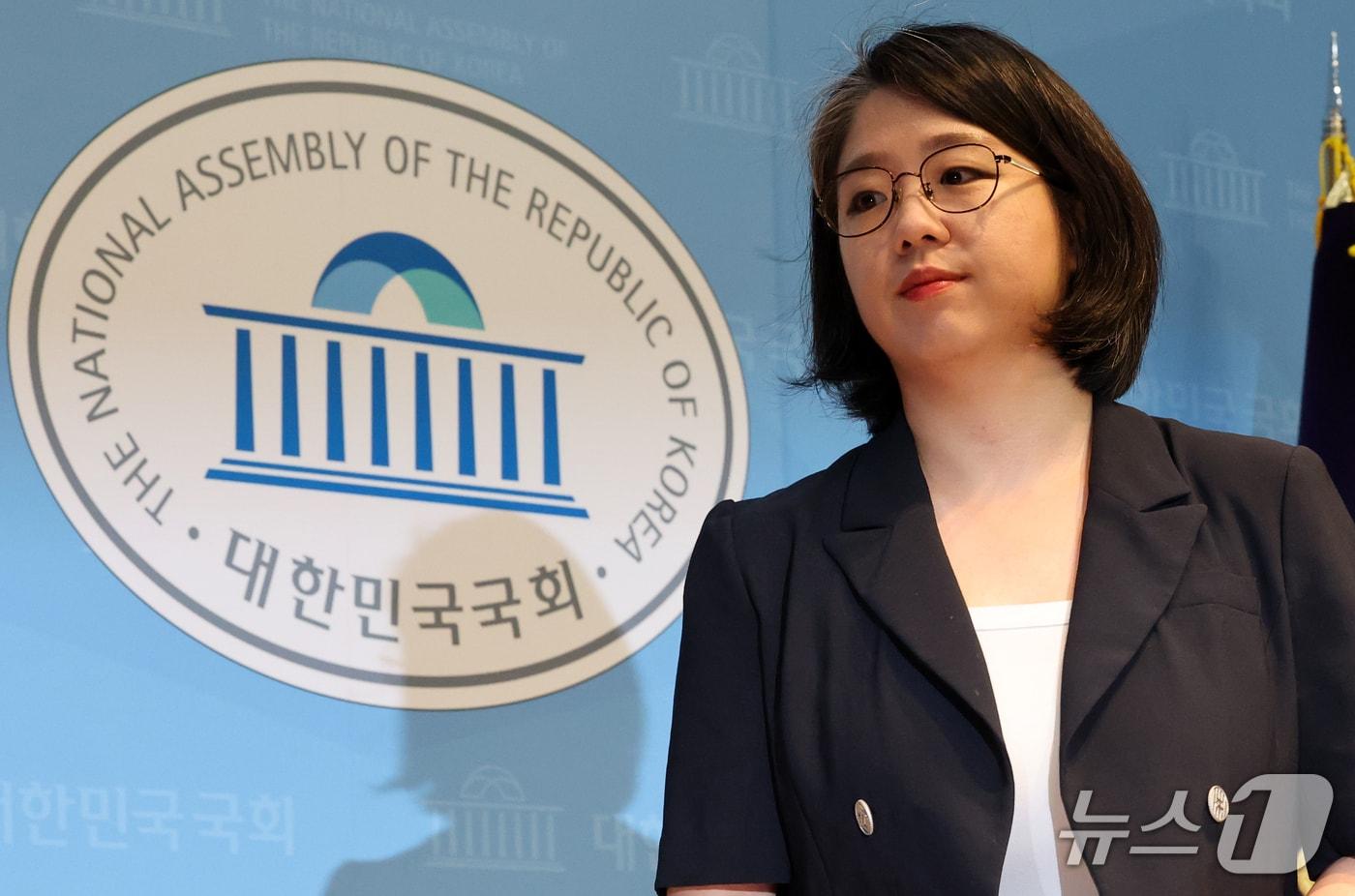 본문 이미지 - 용혜인 성평등가족부 장관 후보자가 13일 서울 여의도 국회 소통관에서 사퇴 발표 기자회견을 마치고 이동하고 있다. 2026.9.13 ⓒ 뉴스1 박세연 기자