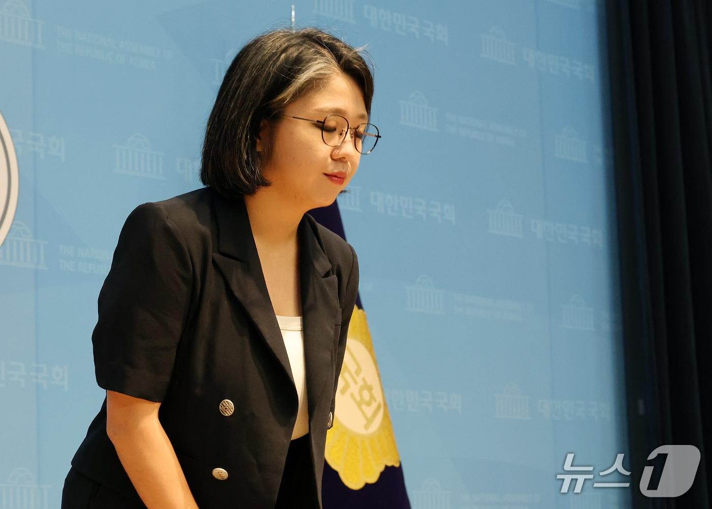 본문 이미지 - 용혜인 성평등가족부 장관 후보자가 13일 서울 여의도 국회 소통관에서 사퇴 발표 기자회견을 마치고 고개 숙여 인사를 하고 있다. 2026.9.13 ⓒ 뉴스1 박세연 기자