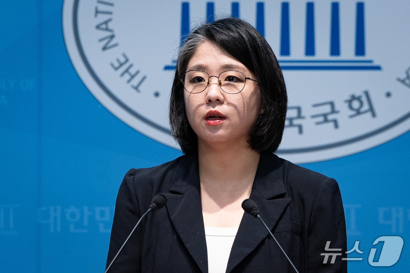 본문 이미지 - 용혜인 성평등가족부 장관 후보자가 13일 서울 여의도 국회 소통관에서 장관 후보직 사퇴 기자회견을 하고 있다. 2026.9.13 ⓒ 뉴스1 유승관 기자