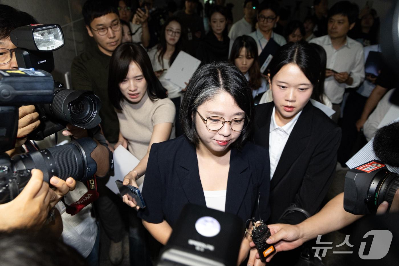 본문 이미지 - 용혜인 성평등가족부 장관 후보자가 13일 서울 여의도 국회 소통관에서 장관 후보직 사퇴 기자회견을 마친 후 이동하고 있다. 2026.9.13 ⓒ 뉴스1 유승관 기자