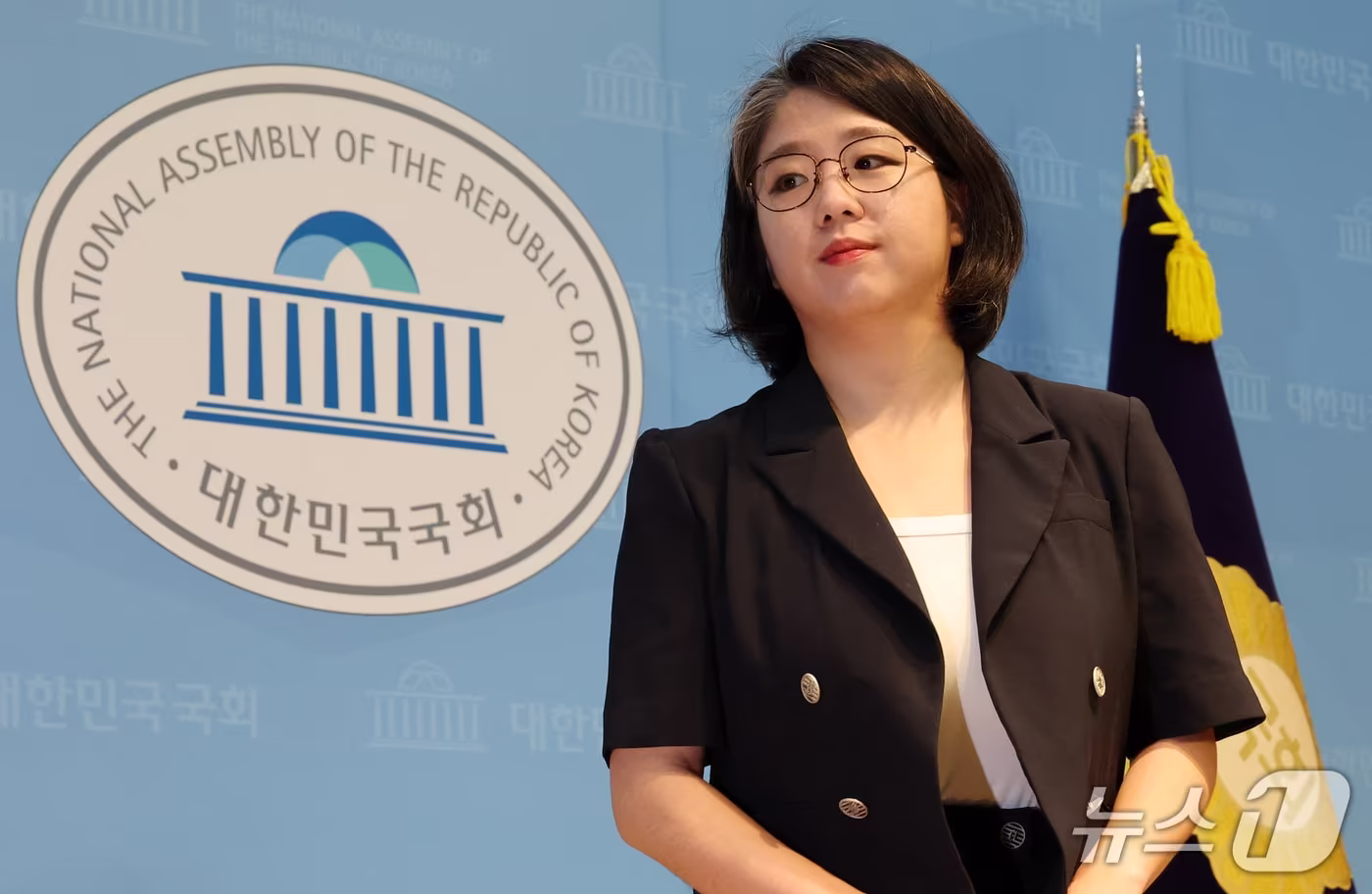 본문 이미지 - 용혜인 성평등가족부 장관 후보자가 13일 서울 여의도 국회 소통관에서 사퇴 발표 기자회견을 마친 후 나서고 있다. 2026.9.13 ⓒ 뉴스1 박세연 기자