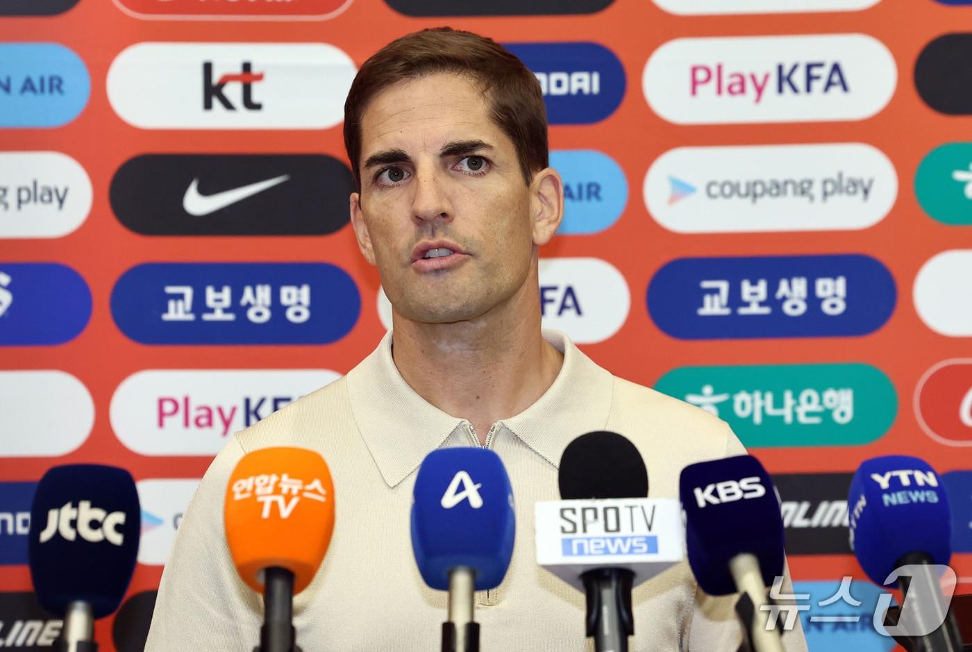 본문 이미지 - 로베르토 모레노 대한민국 남자 축구 대표팀 임시 감독이 13일 인천국제공항 1터미널을 통해 입국 후 취재진과 인터뷰를 하고 있다. 2026.9.13 ⓒ 뉴스1 최지환 기자
