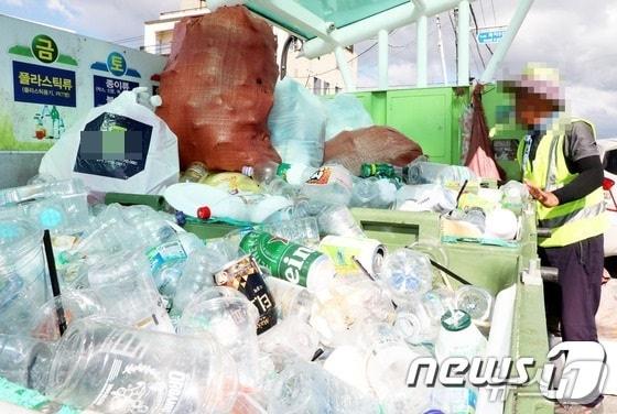 본문 이미지 - 제주시 한 클린하우스에 재활용품에 쌓여있다. (자료사진)/뉴스1