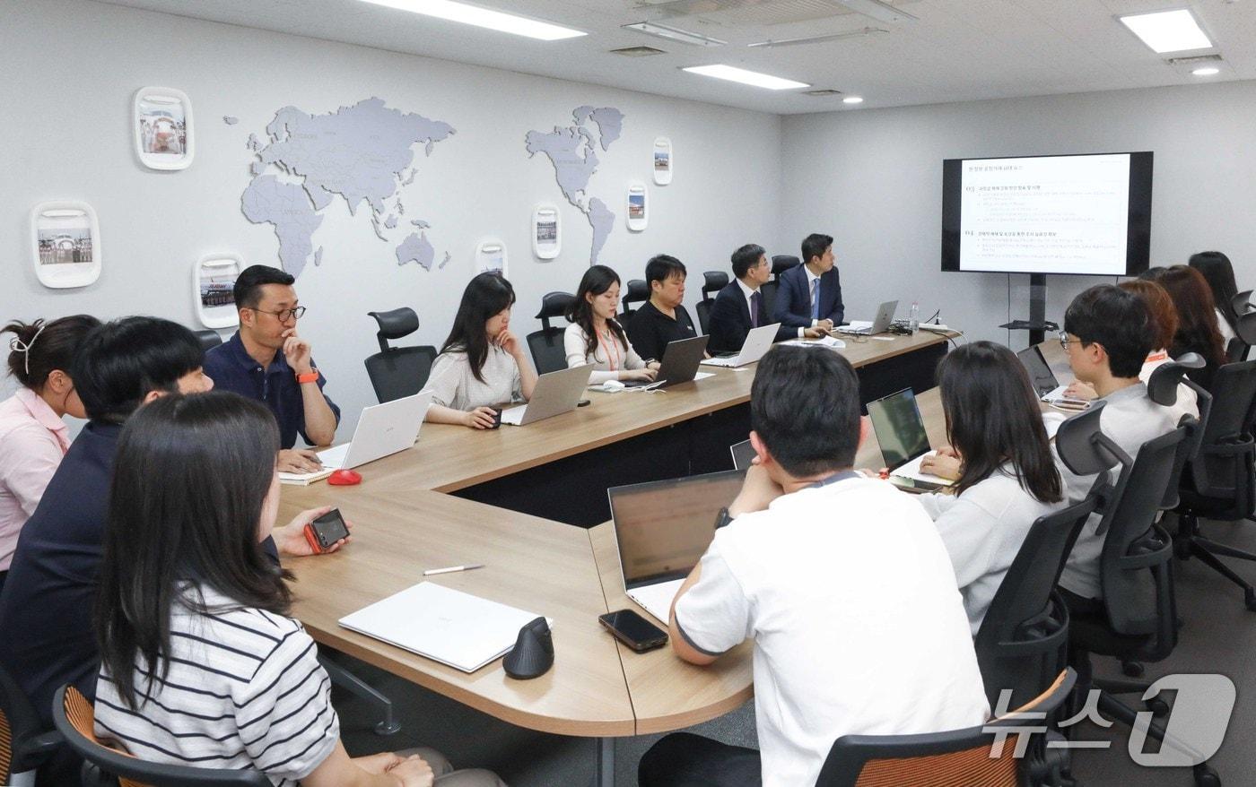 본문 이미지 - 11일 서울 강서구 소재 제주항공 서울지사에서 개최된 '공정거래 리스크 예방 교육'에서 제주항공 자금·회계·법무 담당 임직원들이 법무법인 김앤장 소속 법률전문가의 설명을 듣고 있다(제주항공 제공). 2026.9.11.