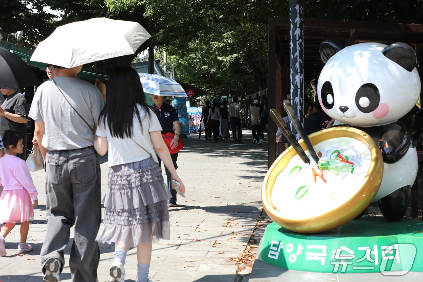 본문 이미지 - 13일 오전 11시 40분쯤 전남광주 담양군 담양읍 국수거리. 점심 시간대를 맞아 시민들의 발걸음이 잇따르고 있다. ⓒ 뉴스1 안재영 기자