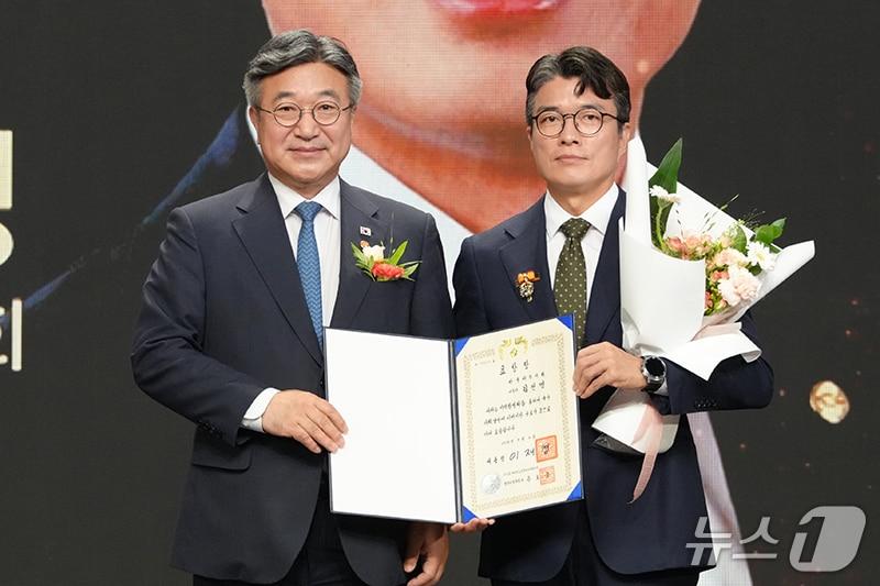 본문 이미지 - 지난 4일 김선명 한국세무사회 부회장(오른쪽)이 SBS 상암동 프리즘타워에서 열린 '제2회 고향사랑기부대상' 시상식에서 기부문화 확산과 지역경제 활성화에 기여한 공로를 인정받아 윤호중 행정안전부 장관(왼쪽)으로부터 대통령표창을 전수받았다. (한국세무사회 제공)