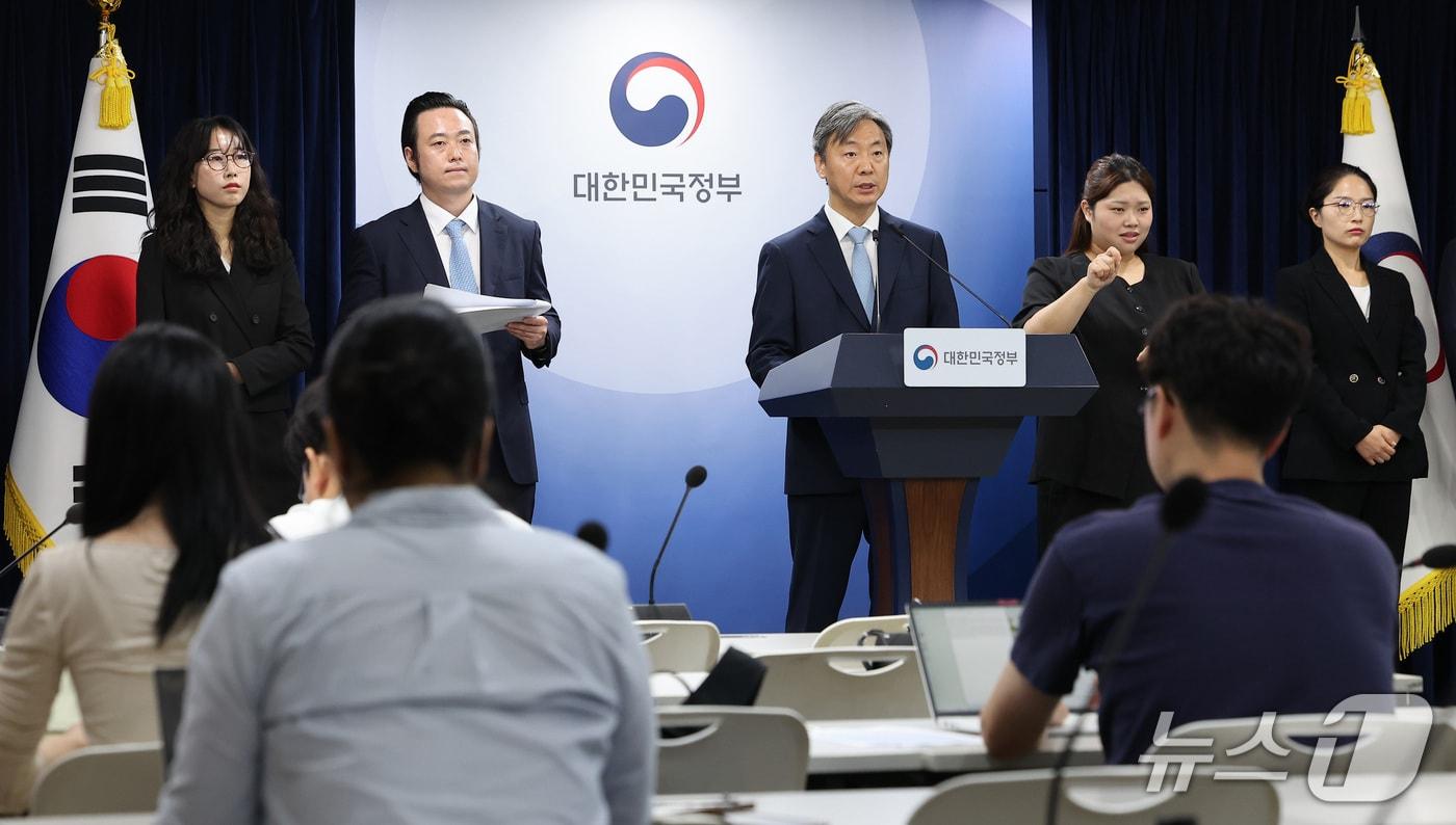 본문 이미지 - 강준하 법무부 국제법무국장이 13일 서울 종로구 정부서울청사에서 중국 투자자 펑전 민 ISDS 취소 절차 승소 관련 브리핑을 하고 있다. 2026.9.13 ⓒ 뉴스1 김성진 기자
