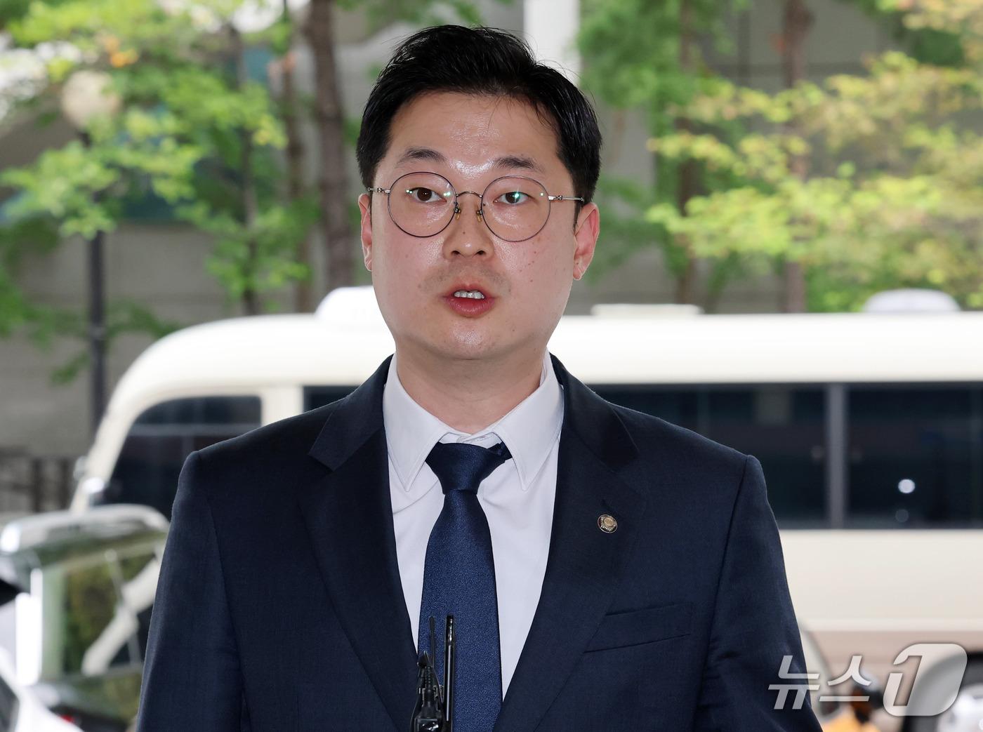 본문 이미지 - 김승원 법무부 장관 후보자의 수사자료를 유출한 의혹을 받고 있는 한동훈 무소속 의원을 공무상 비밀누설, 개인정보보호법 및 공공기록물관리법 위반 등 혐의로 고발한 김동아 더불어민주당 의원이 13일 고발인 조사를 받기 위해 서울 영등포경찰서로 출석하며 발언을 하고 있다. 2026.9.13 ⓒ 뉴스1 박세연 기자