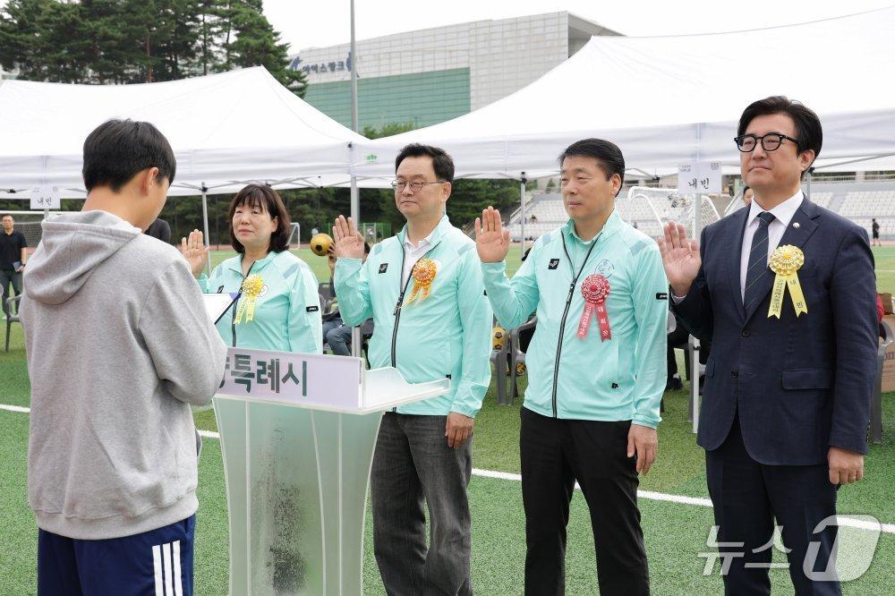 본문 이미지 - 지난 12일 고양 별무리경기장에서 열린 고양컵 유·청소년 축구대회 개막식에서 민경선 시장(왼쪽 2번째) 등 내빈이 대회 선서를 하고 있다. (고양시 제공. 재판매 및 DB 금지)