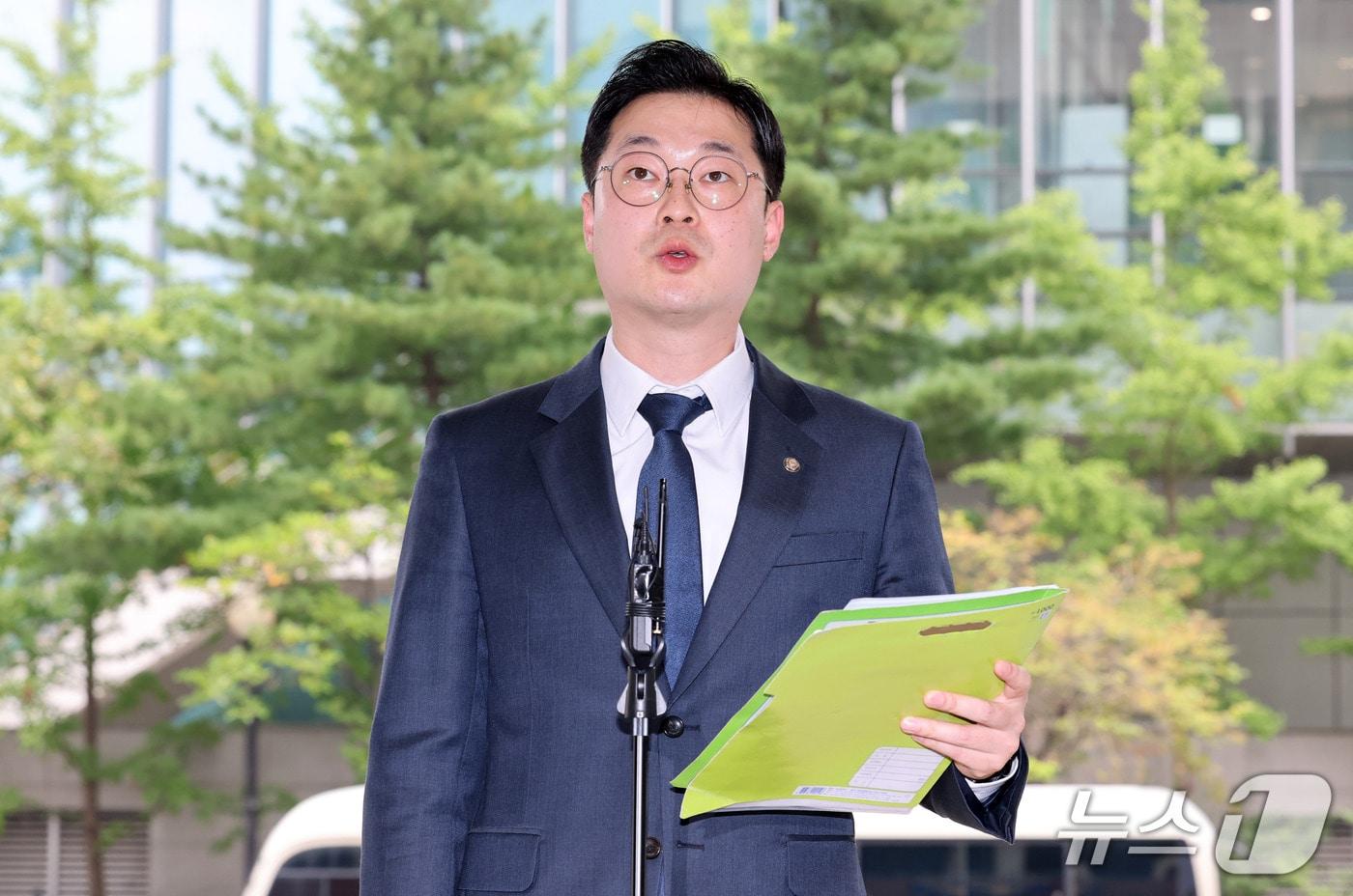 본문 이미지 - 김승원 법무부 장관 후보자의 수사자료를 유출한 의혹을 받고 있는 한동훈 무소속 의원을 공무상 비밀누설, 개인정보보호법 및 공공기록물관리법 위반 등 혐의로 고발한 김동아 더불어민주당 의원이 13일 고발인 조사를 받기 위해 서울 영등포경찰서로 출석하며 발언을 하고 있다. 2026.9.13 ⓒ 뉴스1 박세연 기자