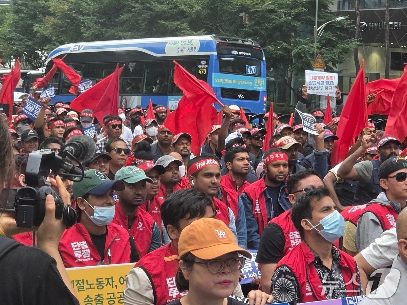 본문 이미지 - 전국민주노동조합총연맹(민주노총)과 전국금속노동조합(금속노조), 이주노동자노동조합(이주노조)은 13일 오후 서울 중구 서울고용노동청 앞에서 '2026 민주노총 전국이주노동자대회'를 열었다. 2026.9.13 ⓒ 뉴스1 권준언 기자