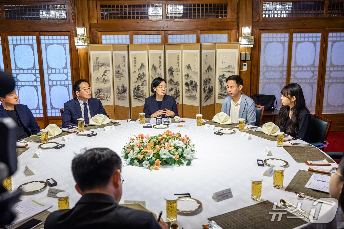 본문 이미지 - 한성숙 국무총리가 13일 서울 종로구 국무총리 서울공관에서 열린 제4회 열린 브런치에서 모두발언을 하고 있다. (국무총리실 제공. 재판매 및 DB 금지) 2026.9.13 ⓒ 뉴스1