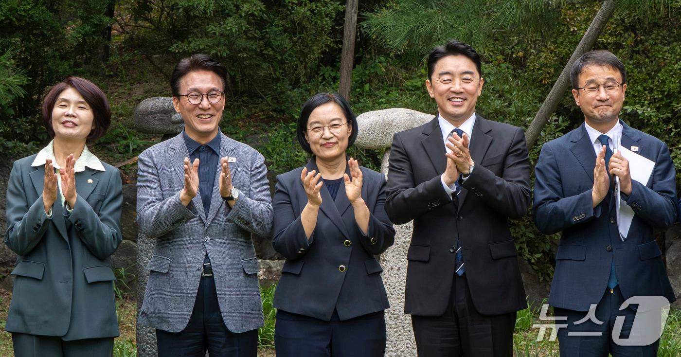 본문 이미지 - 한성숙 국무총리와 김민석 더불어민주당 대표, 강훈식 대통령 비서실장을 비롯한 참석자들이 13일 서울 종로구 국무총리 서울공관에서 열린 제11차 고위당정협의회에서 기념촬영을 하고 있다. 왼쪽부터 한정애 정책위의장, 김 대표, 한 총리, 강 비서실장, 한병도 원내대표. (공동취재) 2026.9.13 ⓒ 뉴스1 김성진 기자