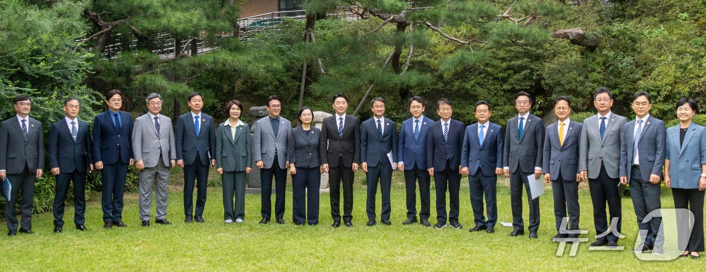 본문 이미지 - 한성숙 국무총리와 김민석 더불어민주당 대표, 강훈식 대통령 비서실장을 비롯한 참석자들이 13일 서울 종로구 국무총리 서울공관에서 열린 제11차 고위당정협의회에서 기념촬영을 하고 있다. (공동취재) 2026.9.13 ⓒ 뉴스1 김성진 기자