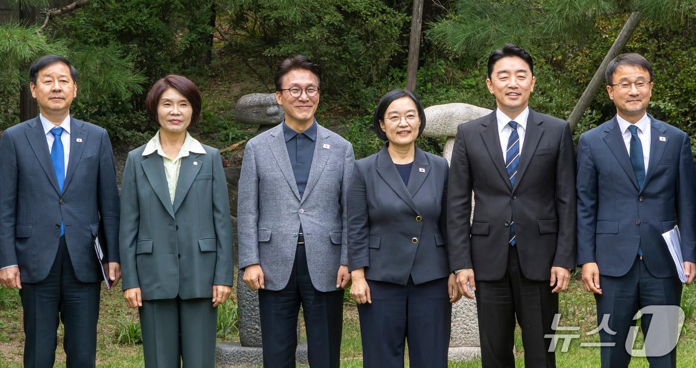 본문 이미지 - 한성숙 국무총리와 김민석 더불어민주당 대표, 강훈식 대통령 비서실장을 비롯한 참석자들이 13일 서울 종로구 국무총리 서울공관에서 열린 제11차 고위당정협의회에서 기념촬영을 하고 있다. 왼쪽부터 구윤철 경제부총리 겸 재정경제부 장관, 한정애 사무총장, 김 대표, 한 총리, 강 비서실장, 한병도 원내대표. (공동취재) 2026.9.13 ⓒ 뉴스1 김성진 기자