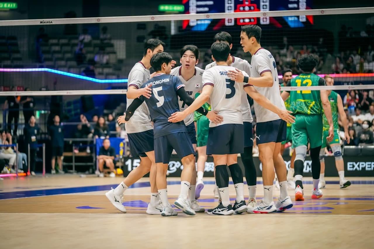 본문 이미지 - 남자 배구 대표팀이 13일 일본 후쿠오카에서 열린 호주와 아시아배구선수권 3위 결정전에서 득점 후 기뻐하고 있다. (FIVB 제공)