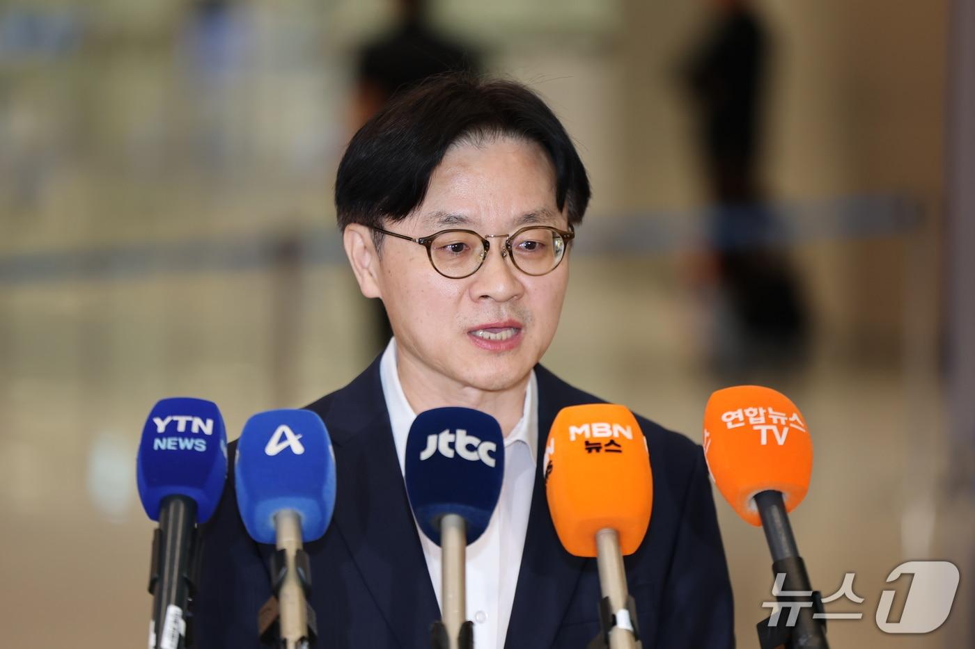 본문 이미지 - 김정관 산업통상부 장관이 지난 13일 미국과의 대미 투자 프로젝트 선정을 위한 협의를 마치고 인천국제공항 2터미널을 통해 귀국해 취재진 질문에 답하고 있다. 2026.9.13 ⓒ 뉴스1 김도우 기자