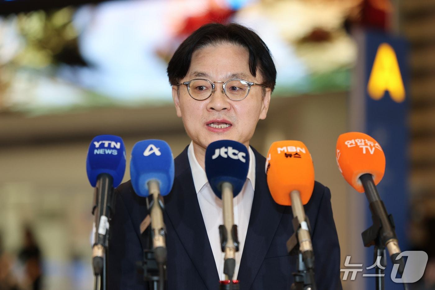 본문 이미지 - 김정관 산업통상부 장관이 13일 미국과의 대미 투자 프로젝트 선정을 위한 협의를 마치고 인천국제공항 2터미널을 통해 귀국하며 취재진 질문에 답하고 있다. 2026.9.13 ⓒ 뉴스1 김도우 기자