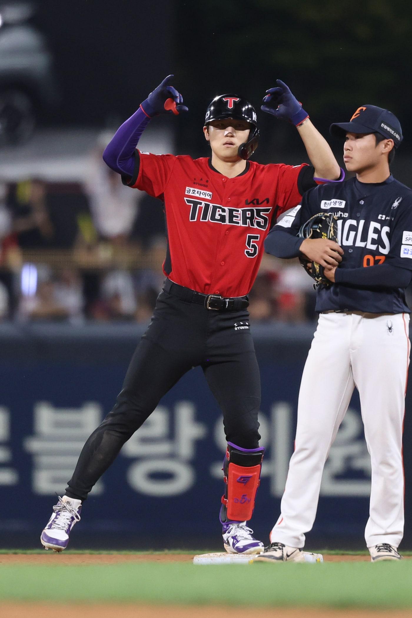 본문 이미지 - KIA 타이거즈 김도영이 13일 광주-기아 챔피언스필드에서 열린 2026 신한SOL KBO리그 한화 이글스전에서 4타수 3안타 1볼넷 3타점 1득점으로 맹활약, 팀의 9-2 승리를 이끌었다. (KIA 타이거즈 제공)