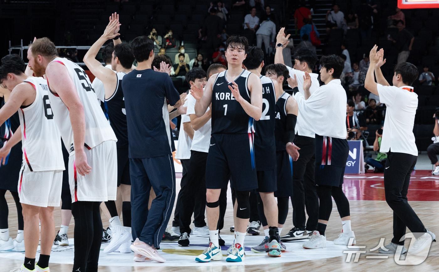 본문 이미지 - 13일 오후 일본 나고야 아이치 인터내셔널 아레나에서 열린 2026 아이치·나고야 아시안게임 남자농구 A조 예선 대한민국과 일본의 경기, 100대 83으로 승리한 한국 선수들이 기뻐하고 있다. 2026.9.13 ⓒ 뉴스1 안은나 기자