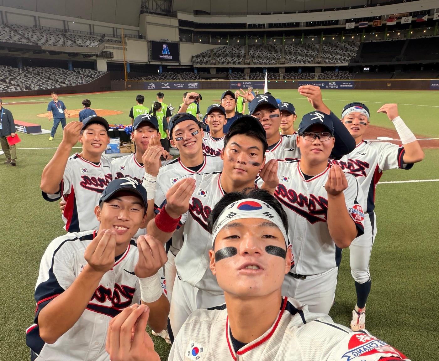 본문 이미지 - 제14회 U18 아시아청소년야구선수권대회 우승을 차지한 뒤 기뻐하는 한국 U18 야구대표팀 선수들. (대한야구소프트볼협회 제공)