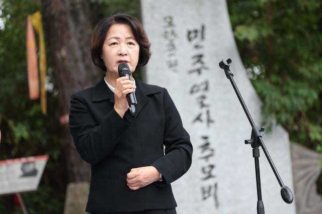 본문 이미지 - 추미애  경기지사가 12일 오후 모란공원 민주열사묘역에서 열린 2026년 경기도 민주화운동희생자 추모제에서 추모사를 하고 있는 모습. (사진=경기도 제공· 재판매 및 DB금지) ⓒ 뉴스1