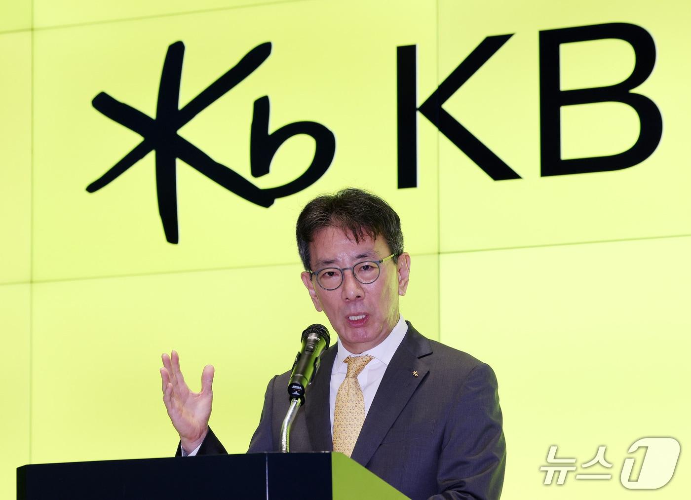 본문 이미지 - 차기 KB금융 회장 후보로 내정된 이재근 KB금융그룹 부문장이 14일 오전 서울 영등포구 여의도 KB금융 신관에서 소감을 밝히고 있다. ⓒ 뉴스1 박지혜 기자