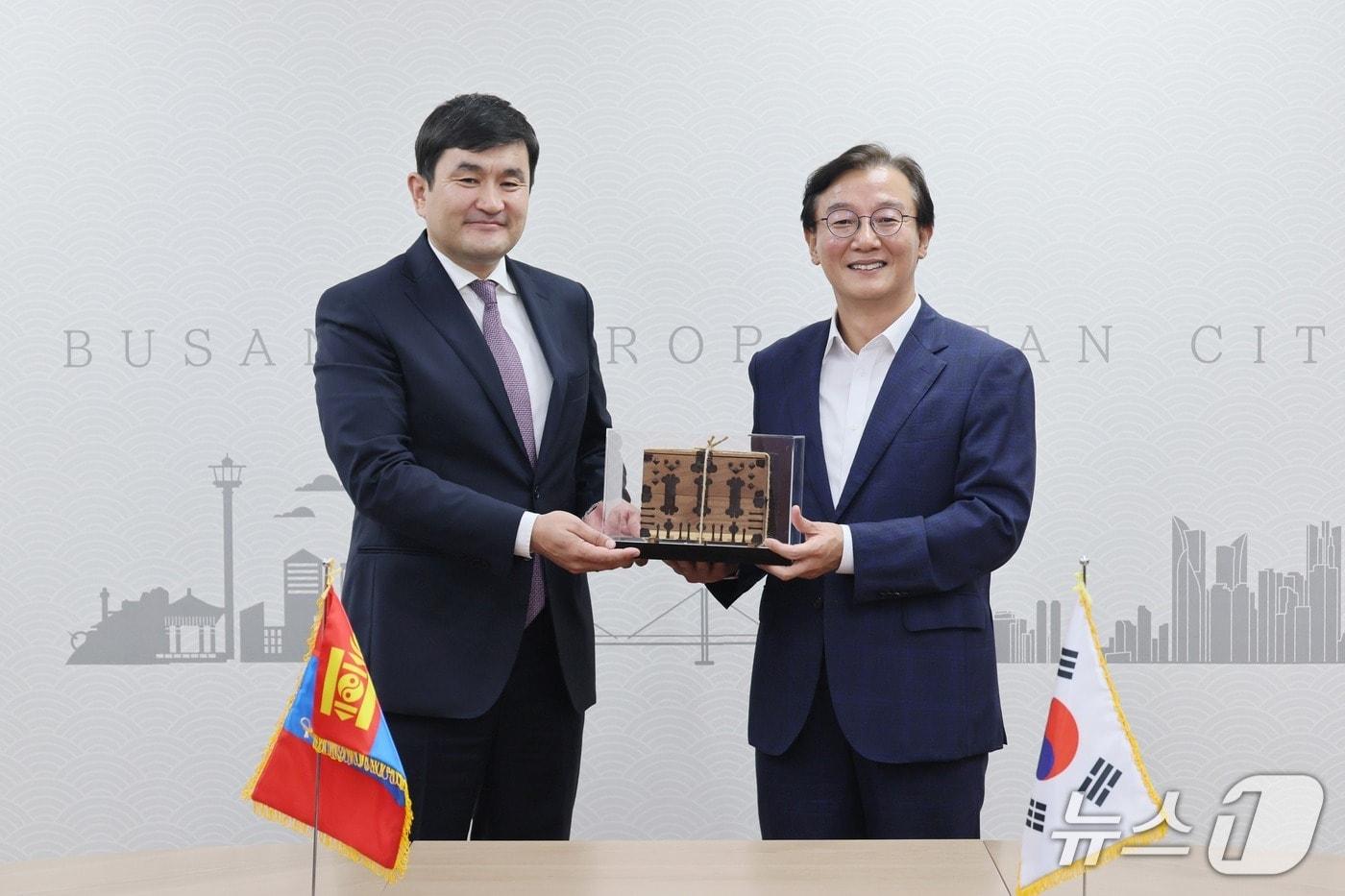 본문 이미지 - 전재수 부산시장과 수헤 수흐볼드 주한 몽골대사가 지난 11일 부산시청 국제의전실에서 만나 기념촬영을 하고 있다.(부산시 제공. 재판매 및 DB금지)