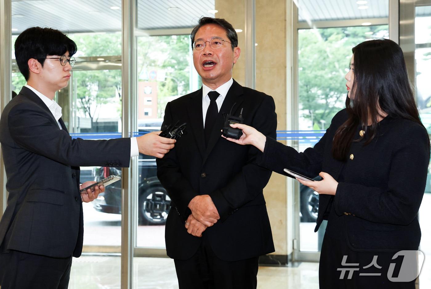 본문 이미지 - 김승원 법무부 장관 후보가 14일 오전 서울 종로구 적선현대빌딩에 마련된 인사청문회 준비 사무실로 출근하며 취재진 앞에서 발언하고 있다. 2026.9.14 ⓒ 뉴스1 최지환 기자