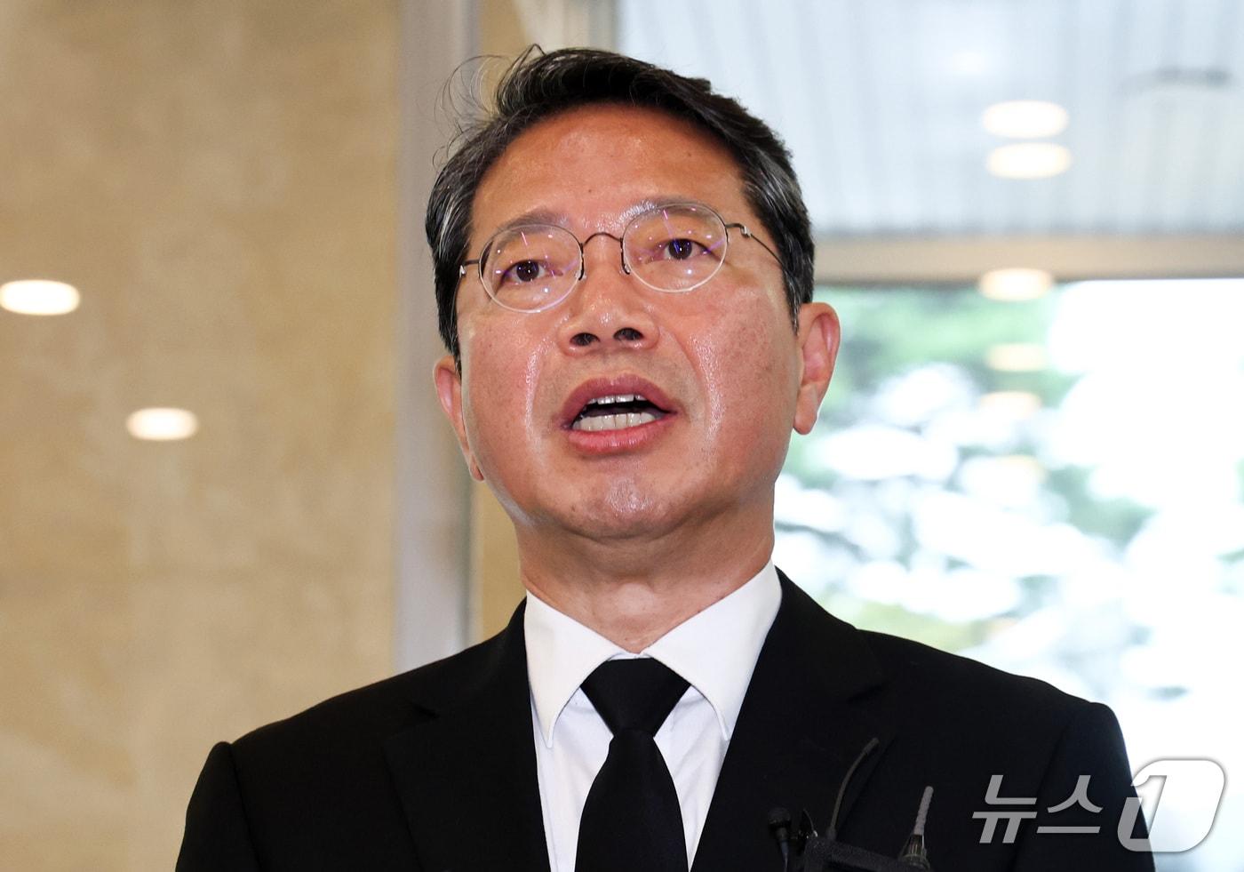 본문 이미지 - 김승원 법무부 장관 후보가 14일 오전 서울 종로구 적선현대빌딩에 마련된 인사청문회 준비 사무실로 출근하며 취재진 앞에서 발언하고 있다. 2026.9.14 ⓒ 뉴스1 최지환 기자