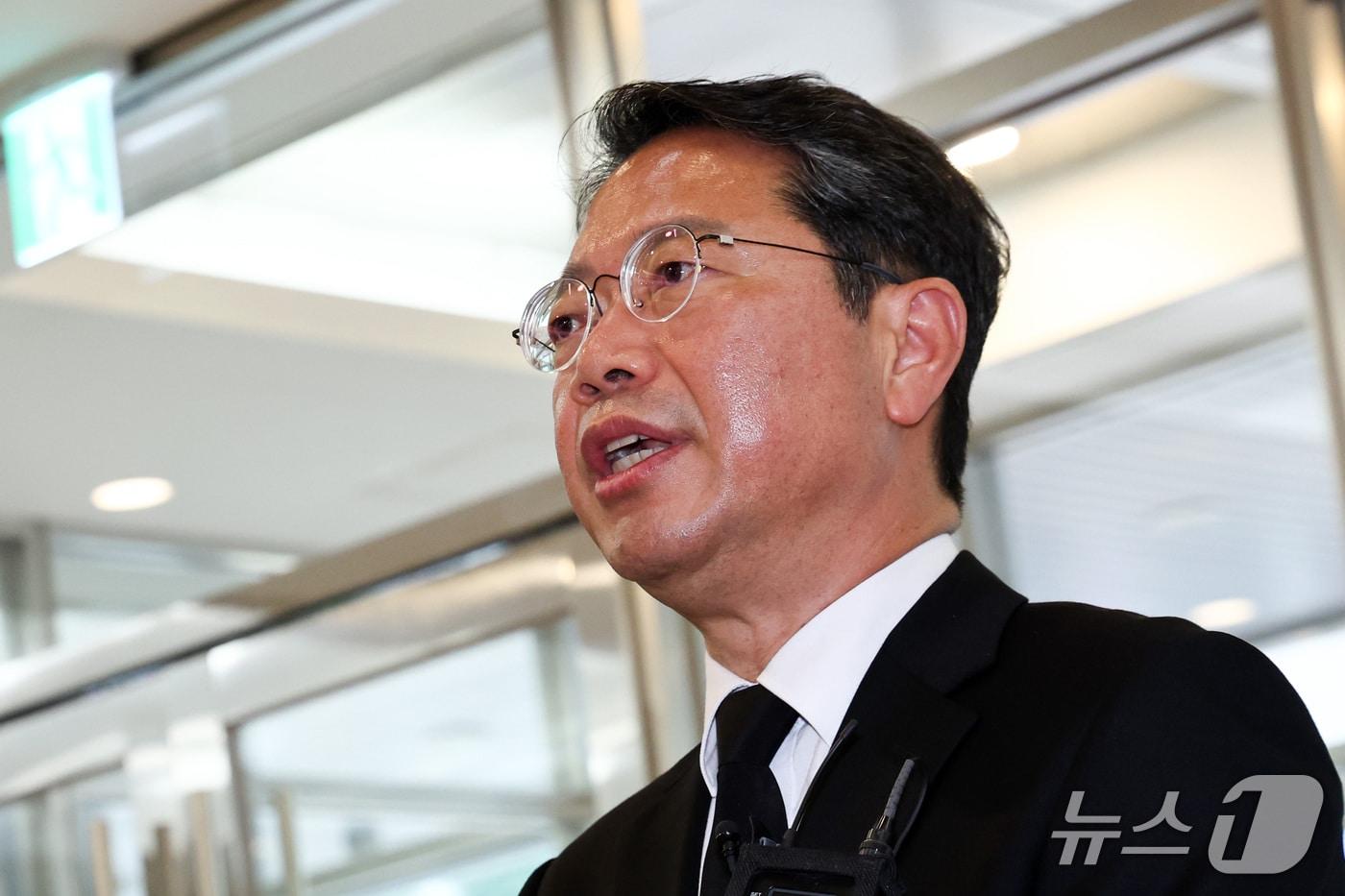본문 이미지 - 김승원 법무부 장관 후보가 지난 14일 오전 서울 종로구 적선현대빌딩에 마련된 인사청문회 준비 사무실로 출근하며 취재진 앞에서 발언하고 있다. 2026.9.14 ⓒ 뉴스1 최지환 기자