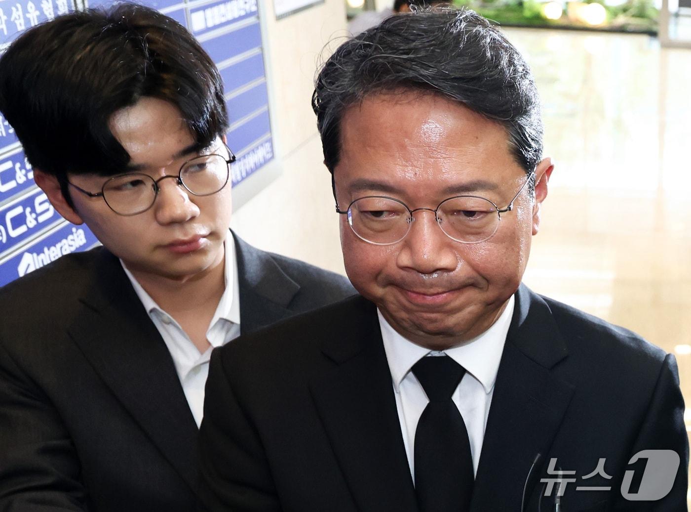 본문 이미지 - 김승원 법무부 장관 후보가 14일 오전 서울 종로구 적선현대빌딩에 마련된 인사청문회 준비 사무실로 출근하고 있다. 2026.9.14 ⓒ 뉴스1 최지환 기자